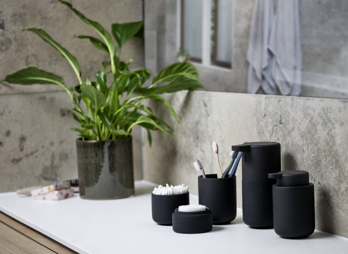 Modern bathroom. Discover Zone Denmark Ume accessories.