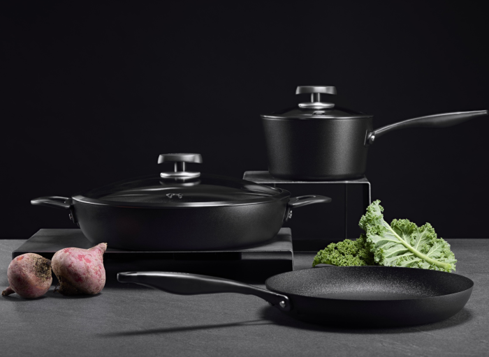 Kolekcja garnków i patelni Scanpan Pro SB+. Duński design i innowacyjne technologie.